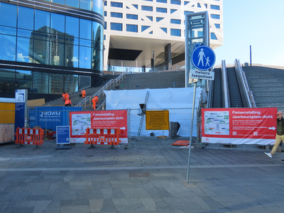 912203 Afbeelding van de reparatiewerkzaamheden aan de trappen naar het Stadsplateau op het Jaarbeursplein te Utrecht. ...